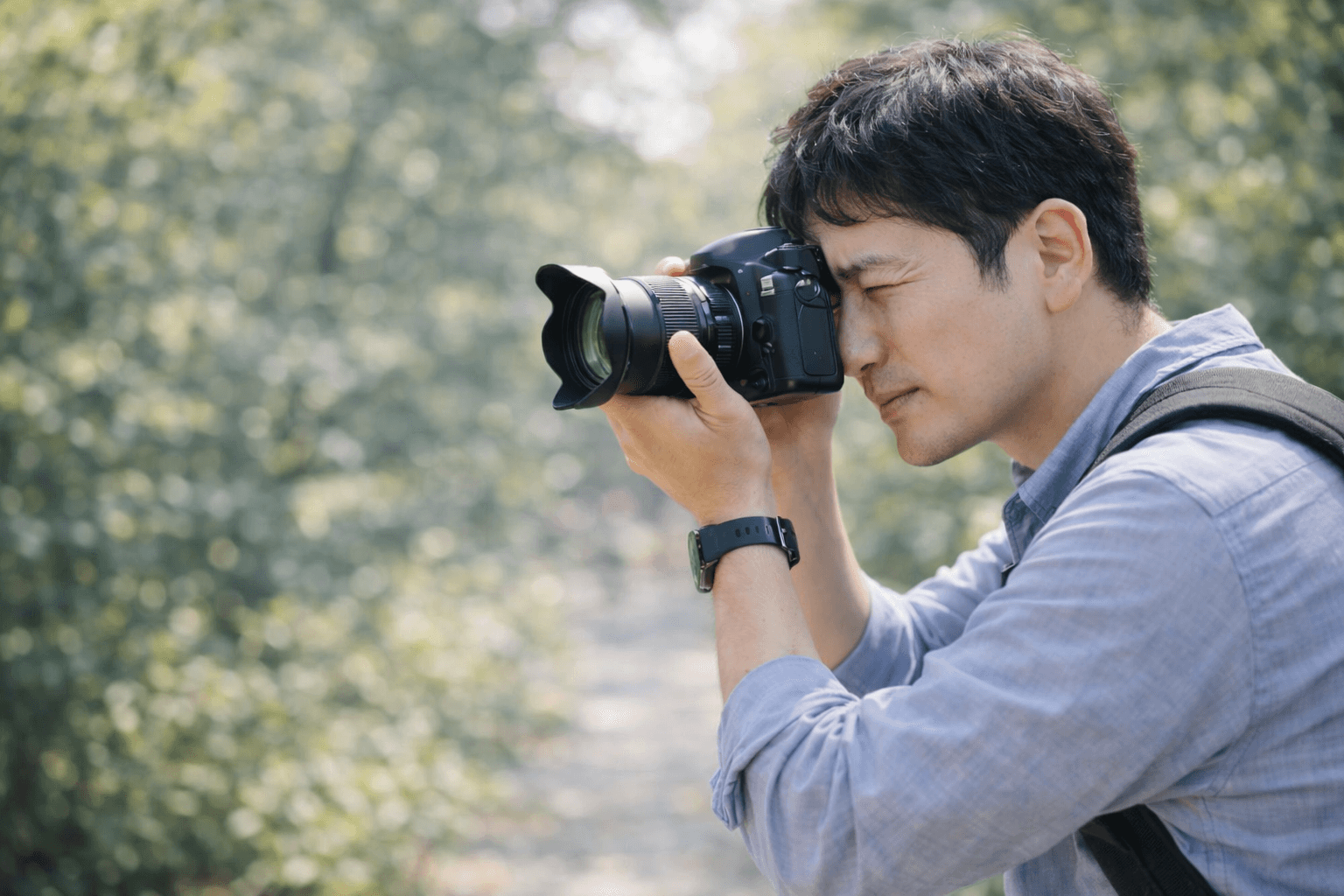 撮影者が屋外で撮影している様子